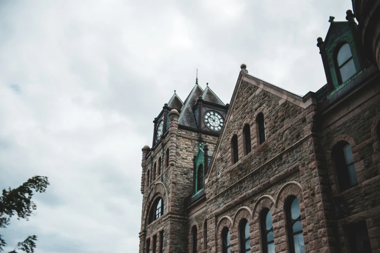 there are many windows and an old stone building