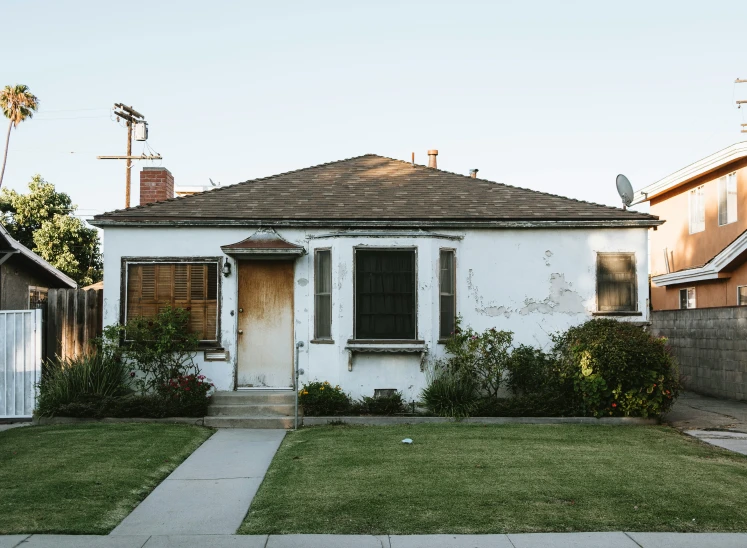 a house sits on the corner of the street