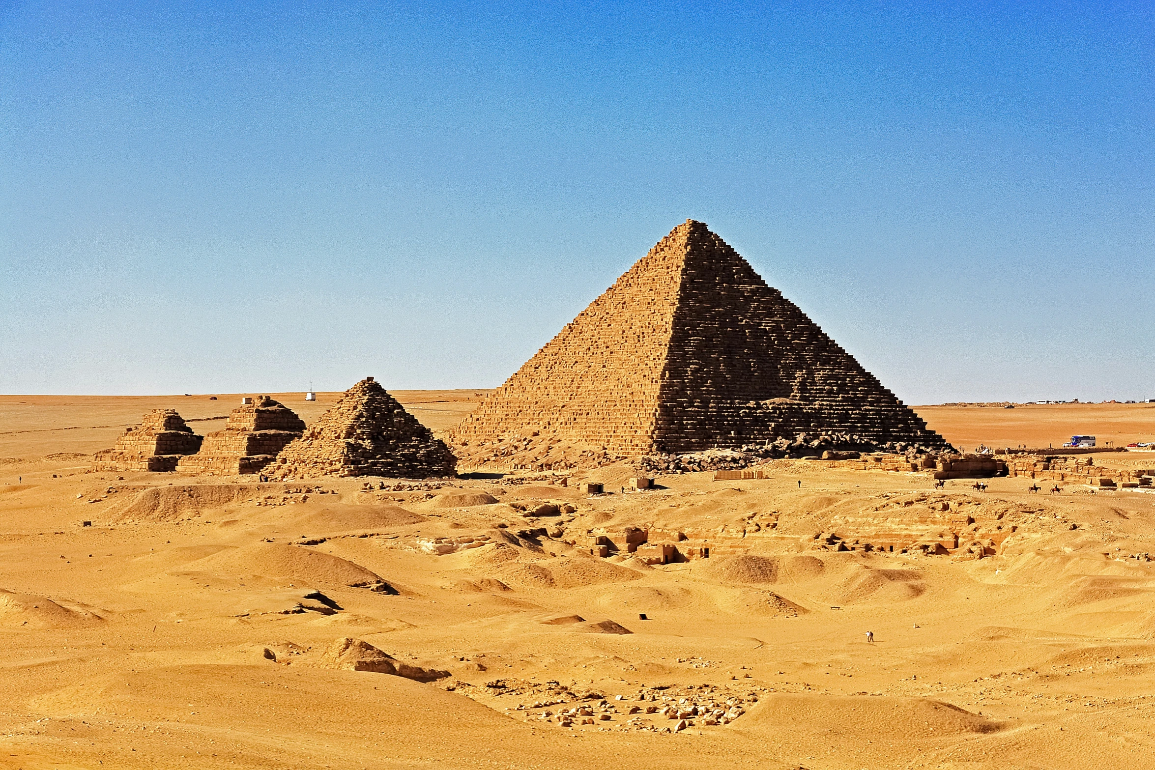 the great pyramids of giza are very high and are mostly constructed of dirt