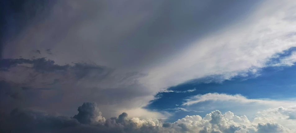 an image of clouds that are blowing in the sky