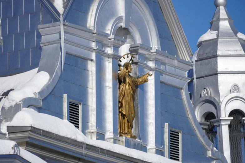 a golden statue of the goddess of heaven