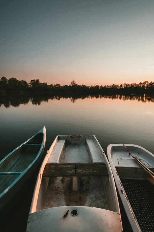 there are three boats sitting on the water