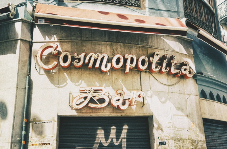a sign on the side of a building that reads, comoportita