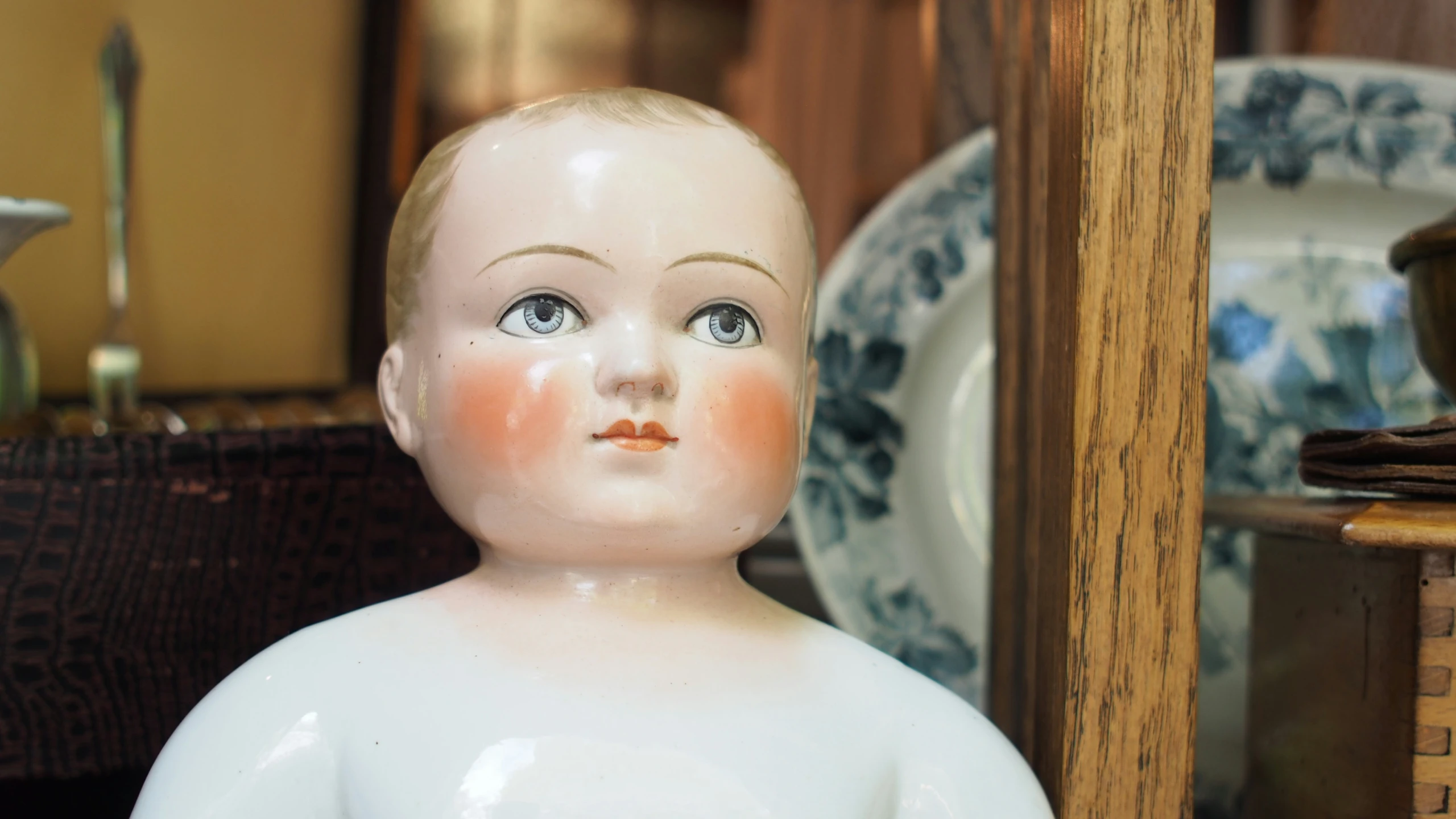 a close up po of a statue that is white and has blue trim