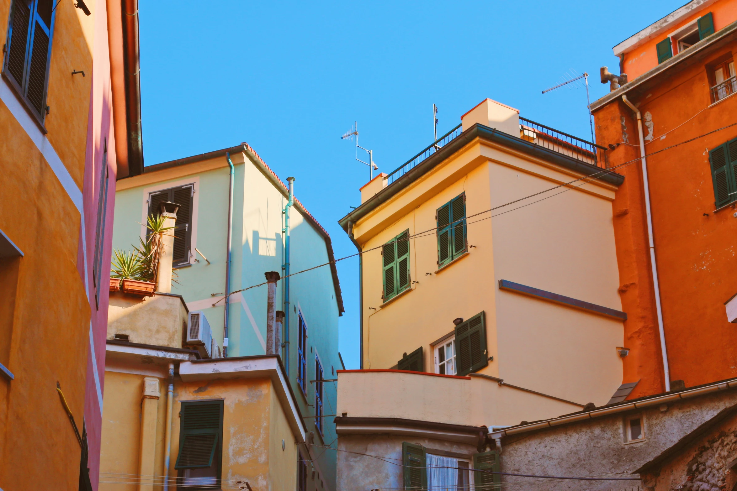 many different buildings are shown against the blue sky