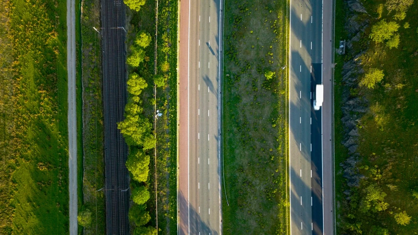 this is a po of traffic at a crossroads