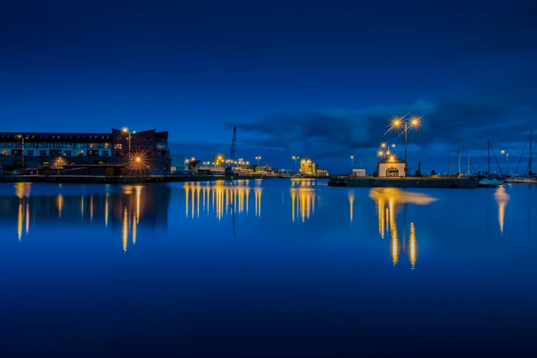 there are many boats on the water at night