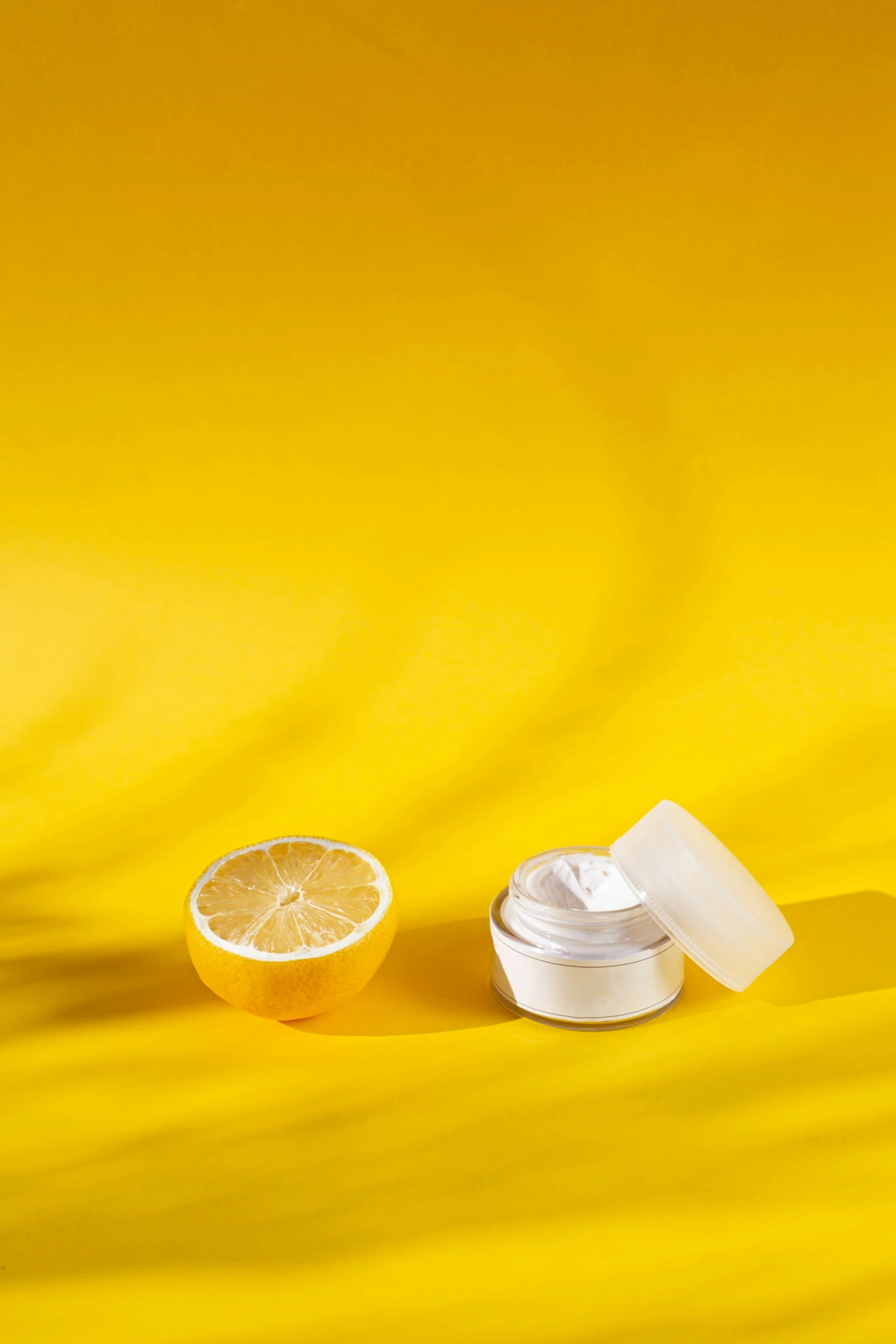 the container for the gel is next to a lemon slice