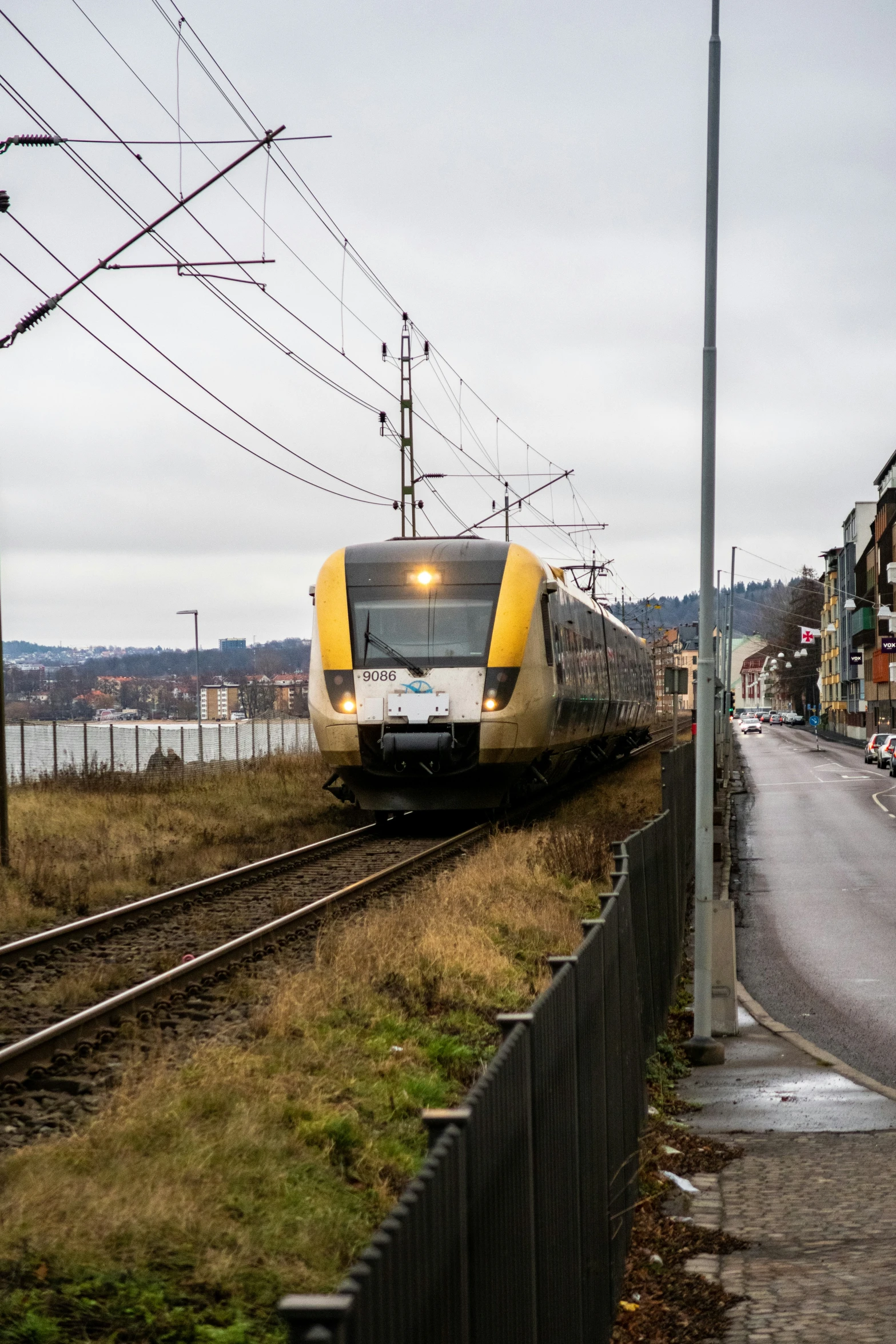 a train is traveling down the tracks near some houses