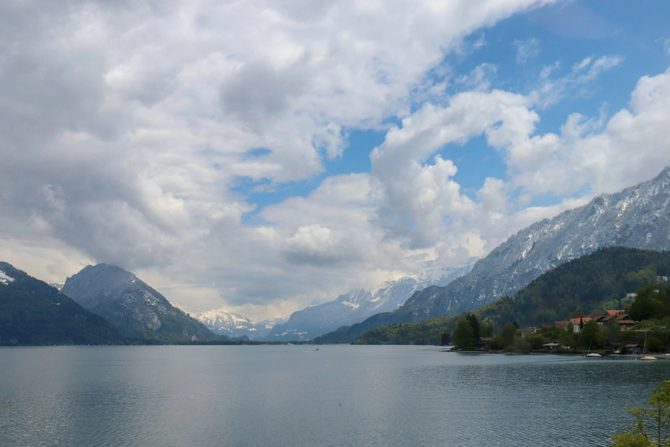 there is a view of the mountains and the water