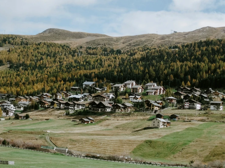 the mountains have houses on each side of them