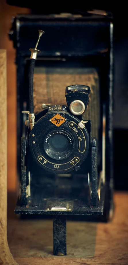 an old fashioned po camera is on display
