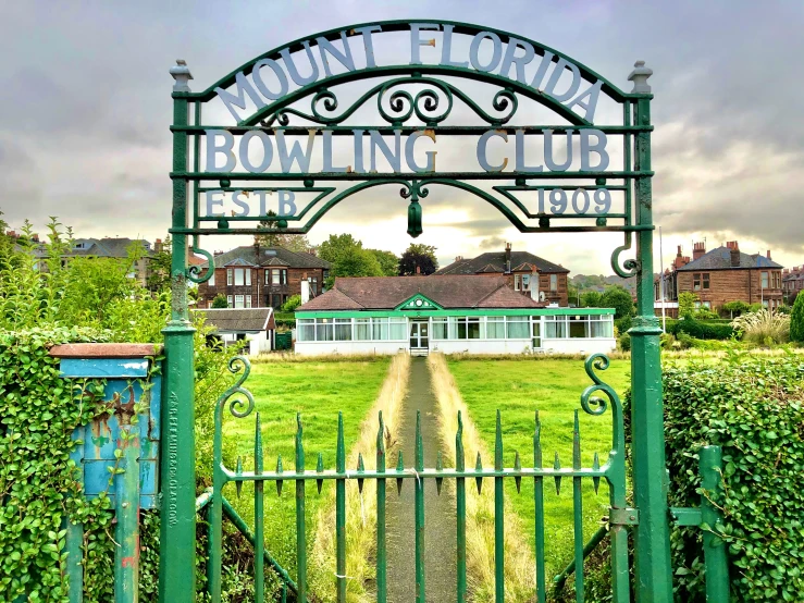 a large sign at the entrance to a town called bowbridge bowling club