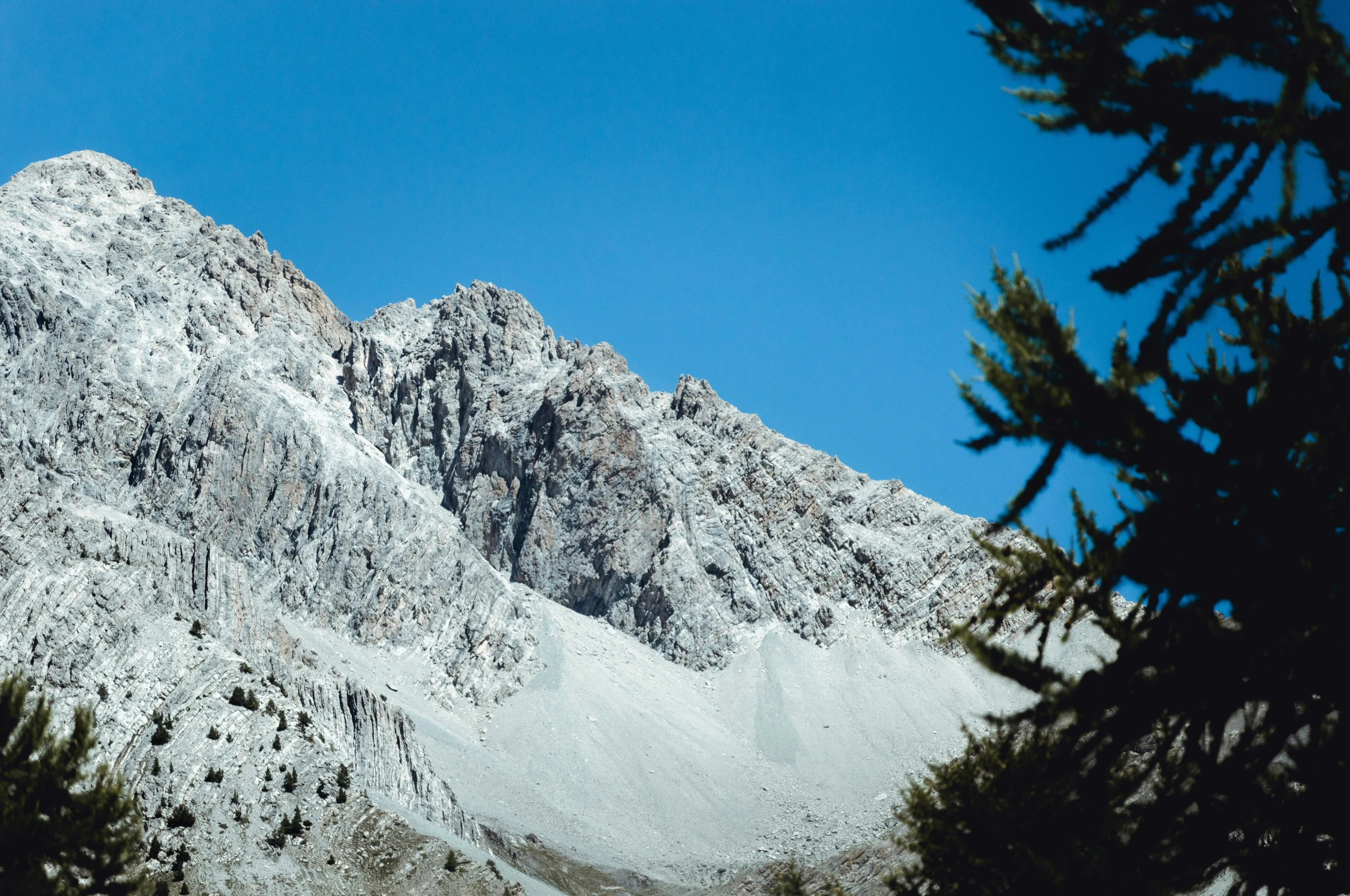 a mountain peak is shown on a clear day