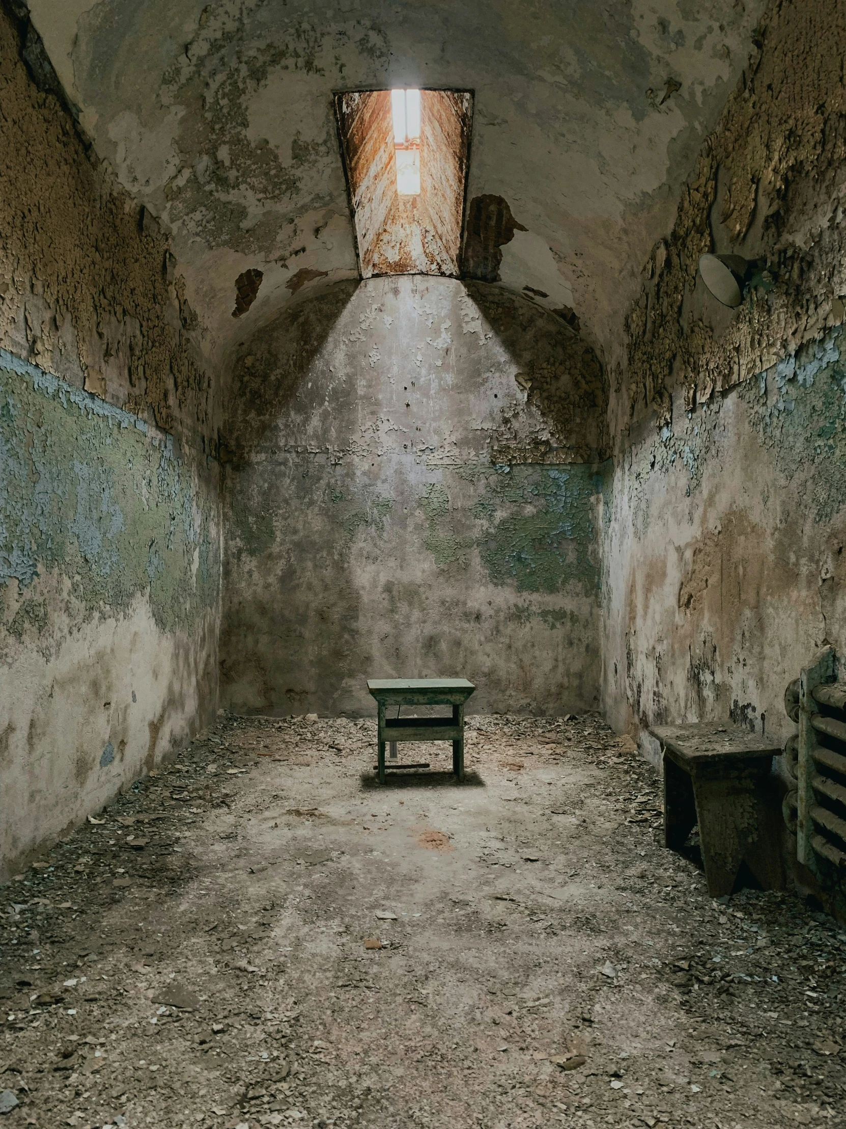 a po inside of an abandoned building with no one around