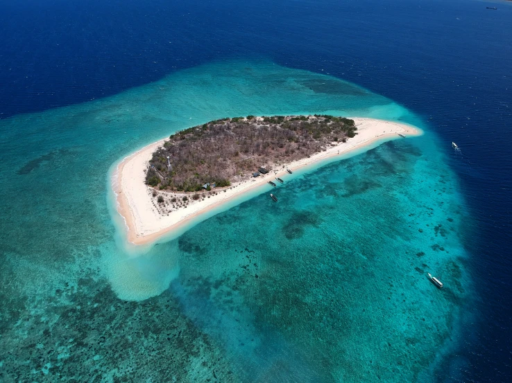 an island is shown from the air with people standing on it