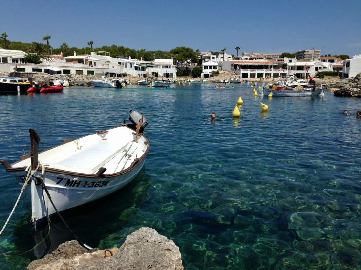 boats are parked at the edge of an ocean