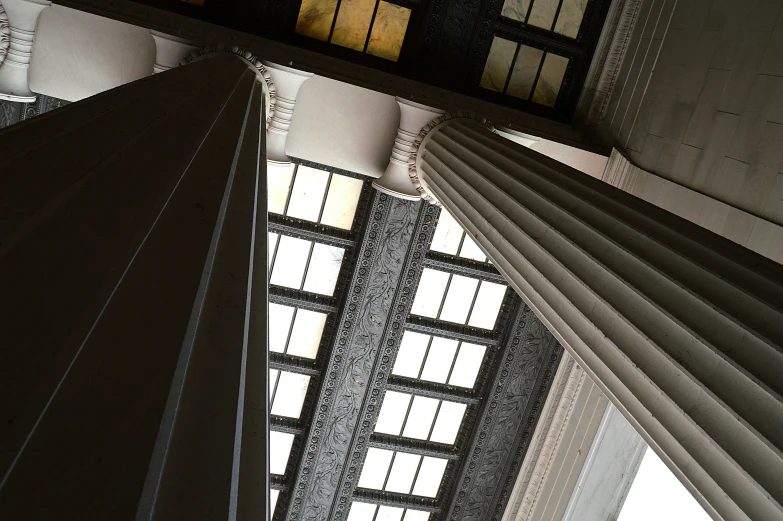 several windows and columns on the ceiling in a building