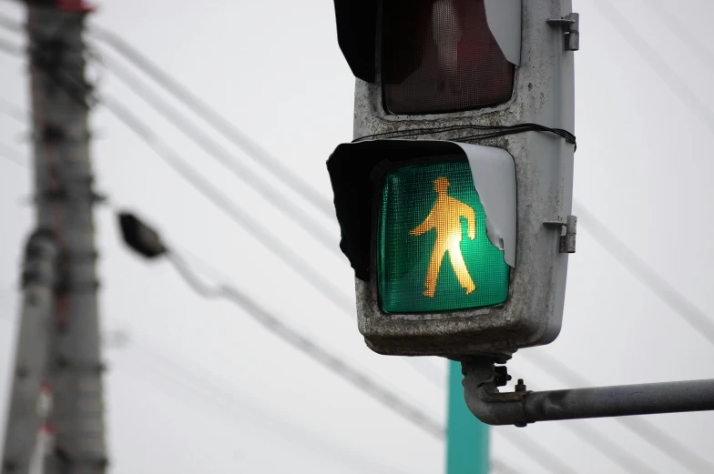 a traffic light with an arrow on it