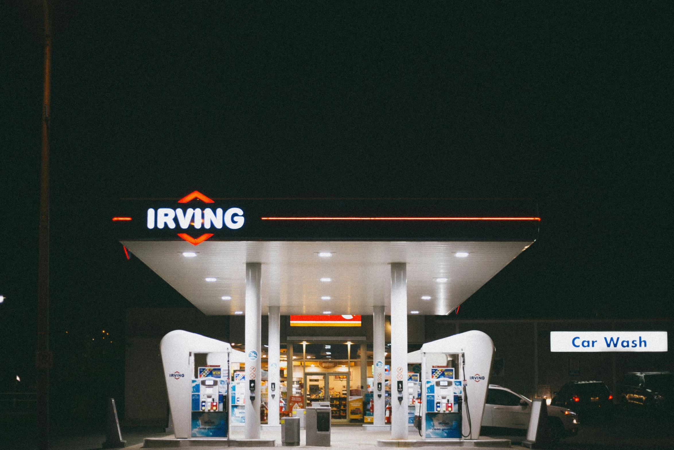 a gas station that has the words irving painted on it