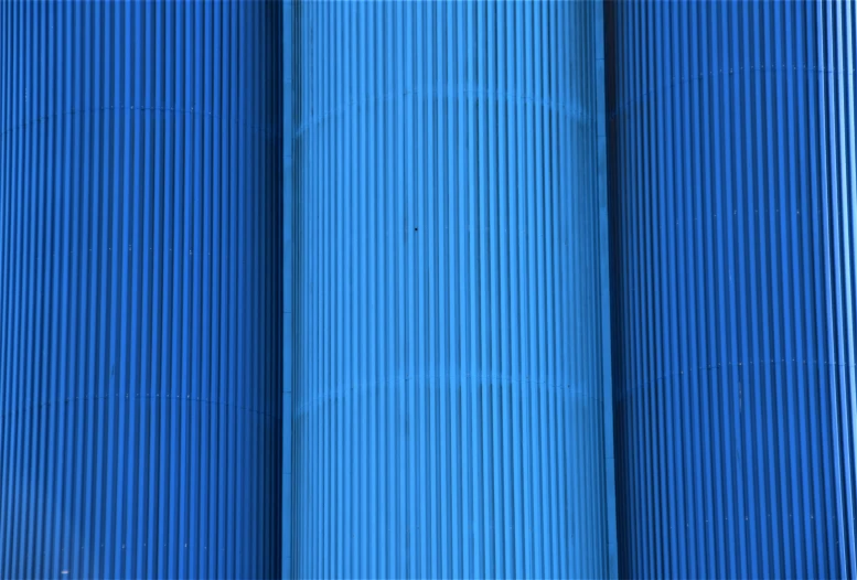 blue metal pipes are lined up in rows