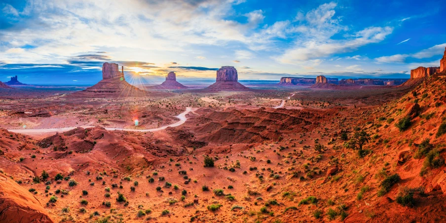 a picture of the monument of monument canyon