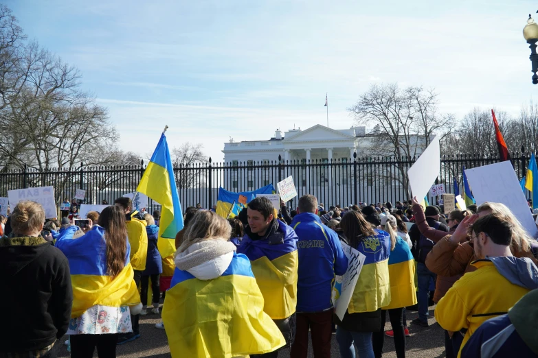 many people are lined up outside a white house