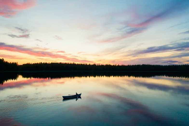 a lone boat that is on the water