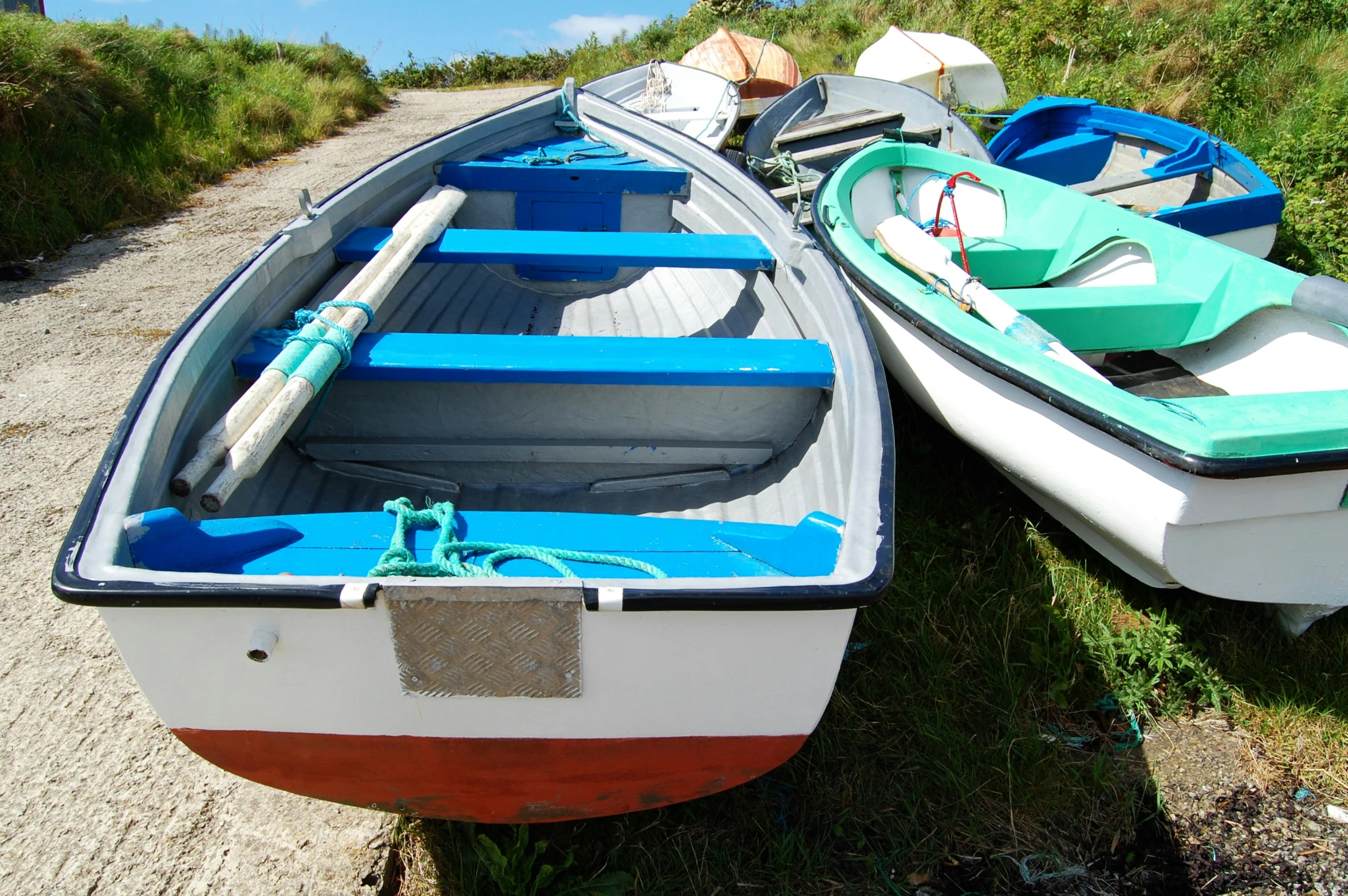 there are two boats sitting on the shore