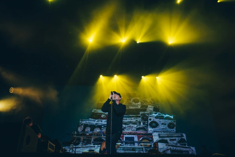 the singer is speaking into his microphone at the concert