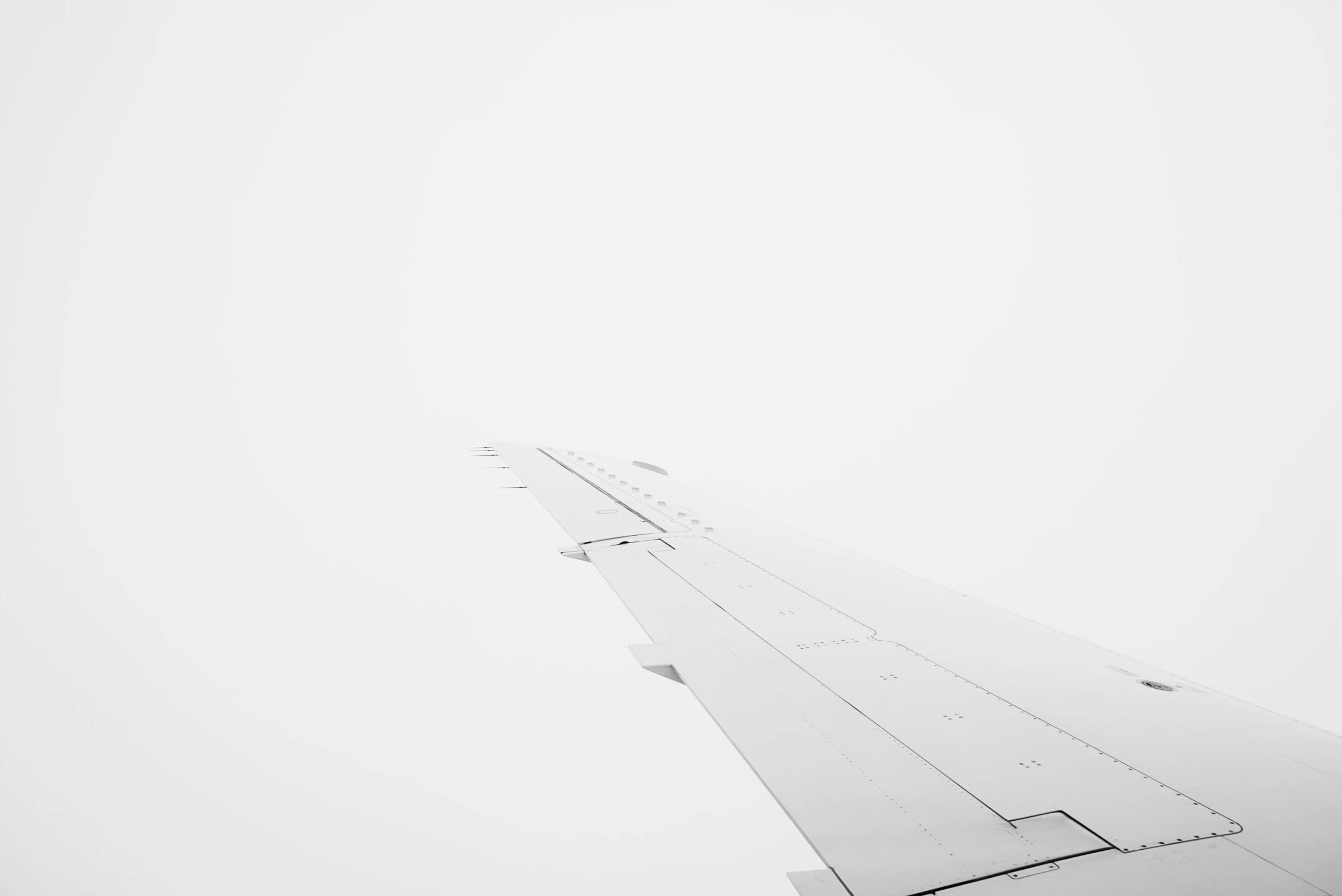 a wing on an airplane as it flies in the sky