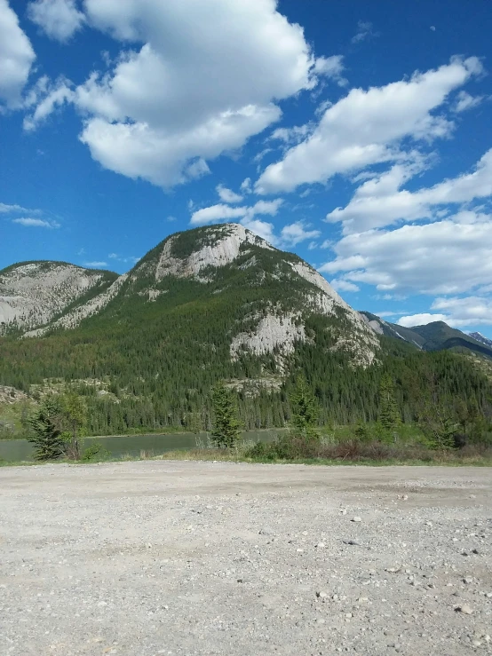 a horse standing in front of some mountains