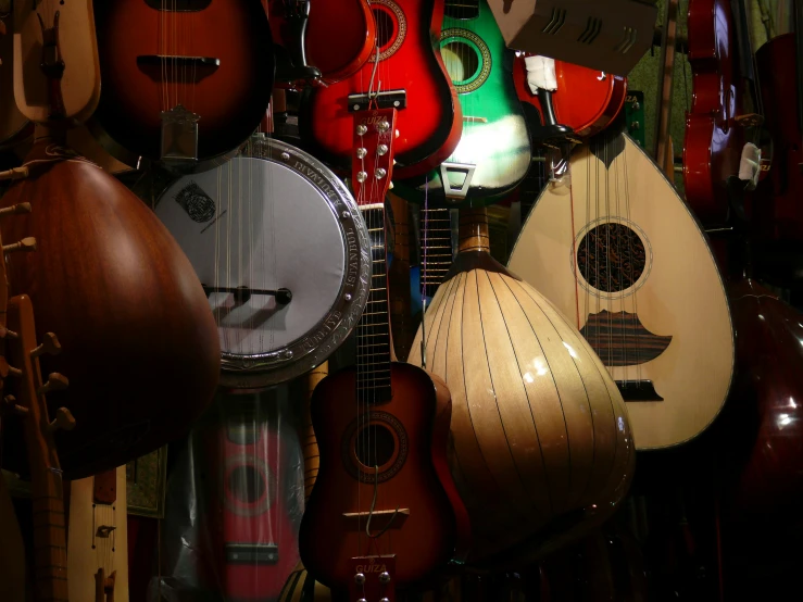 many musical instruments are on display in a store