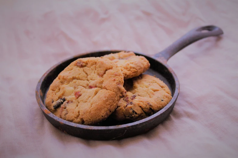 a pan that has some cookies in it