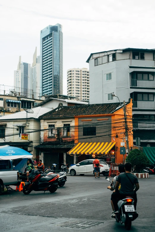 there are many cars and motorcycles going through the city