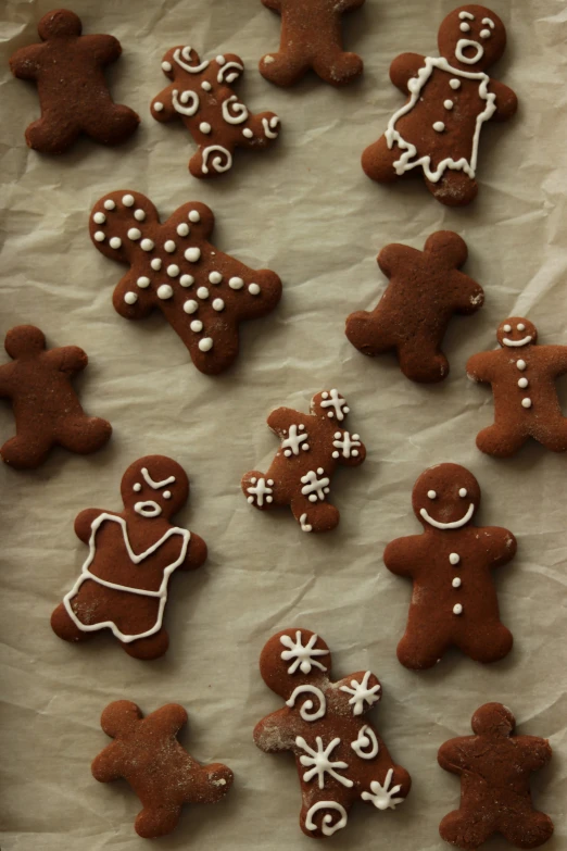 many cookies decorated with different shapes and sizes