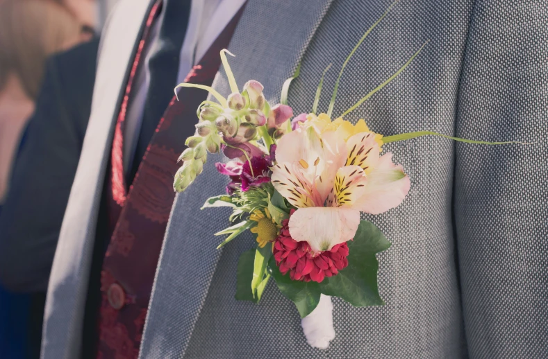 a onhole boutonniere with several flowers on it