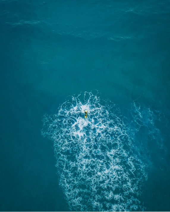 this is a small white wave in the water