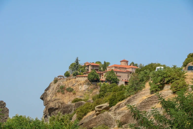 a view of some very pretty houses on the mountain