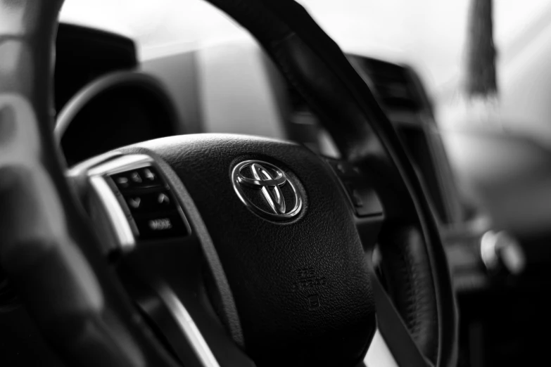 a car steering wheel is shown in this black and white po