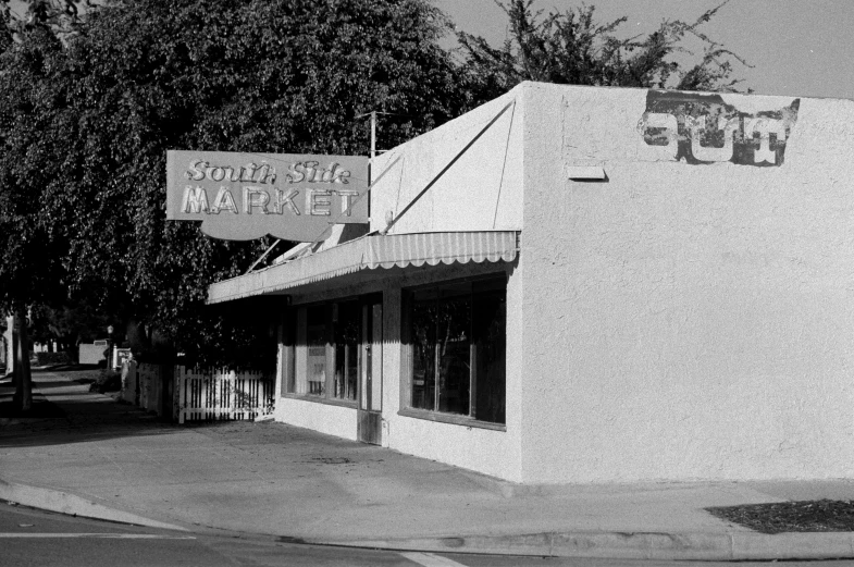 there is a small sign on the front of a shop