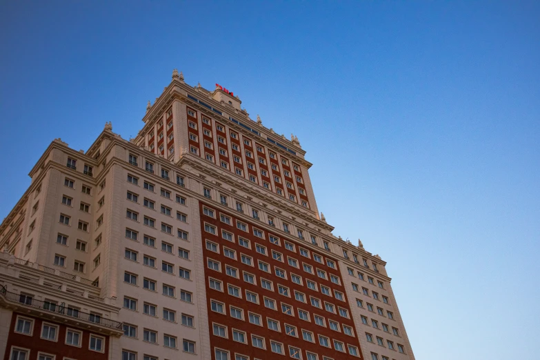 the top of an apartment building is shown