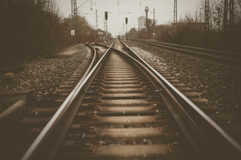 two rows of train tracks run along each other