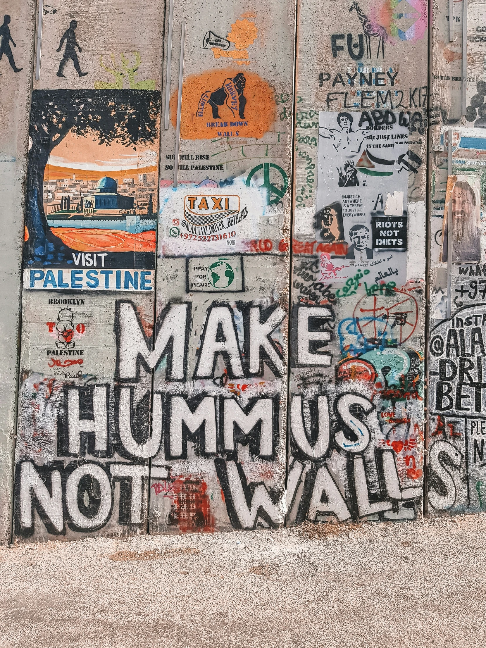 graffiti is sprayed onto the walls of a wall