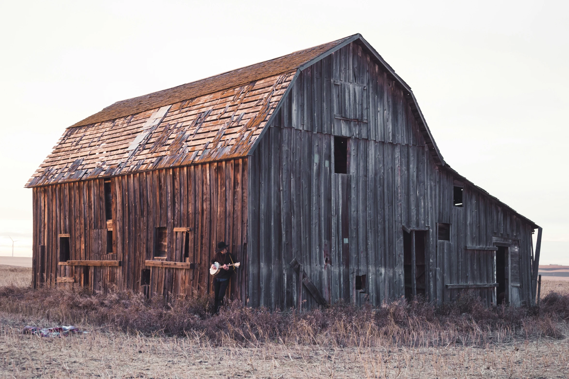 an old, run down barn in the middle of nowhere