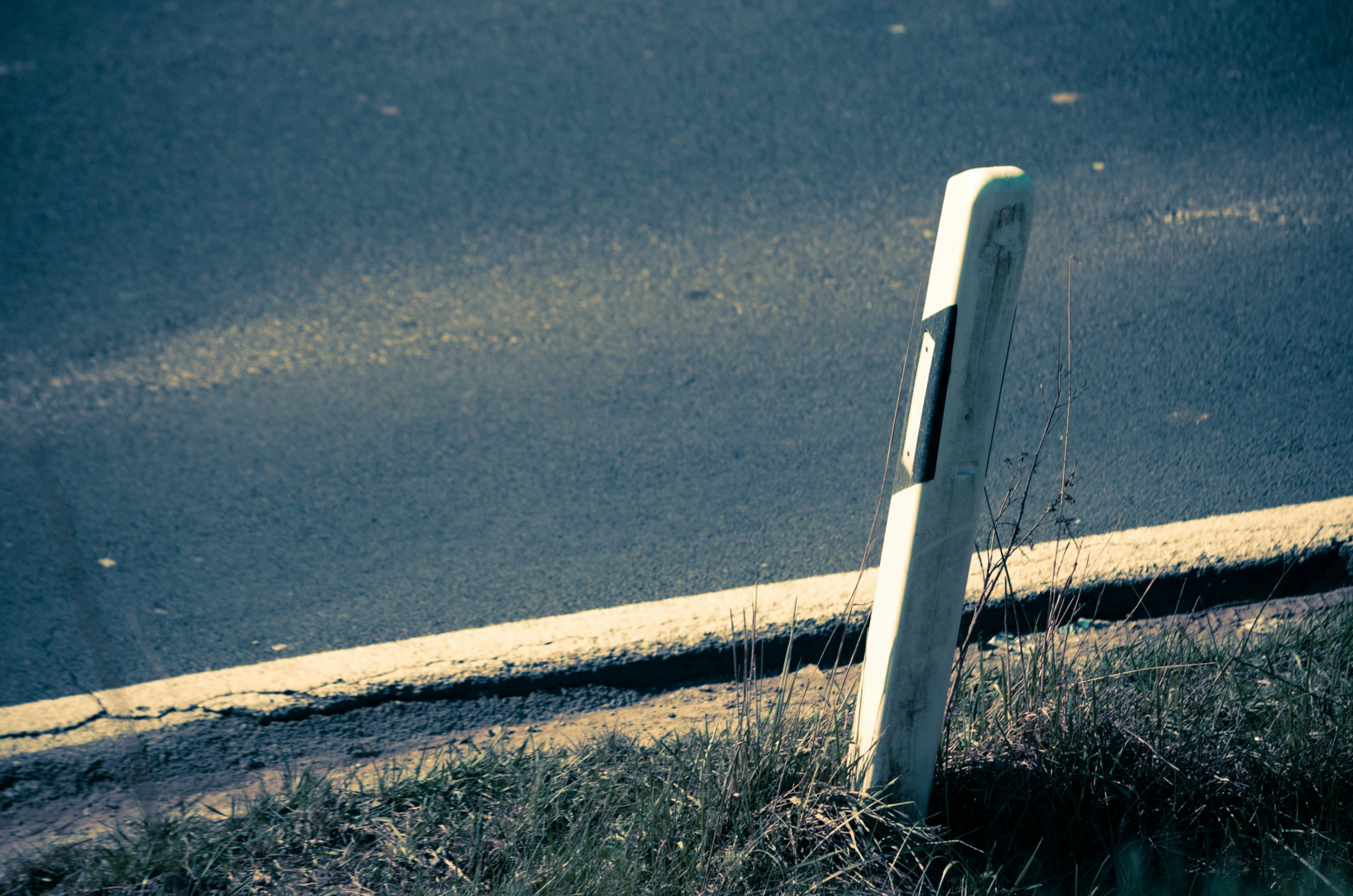 an old parking meter laying on the side of a road