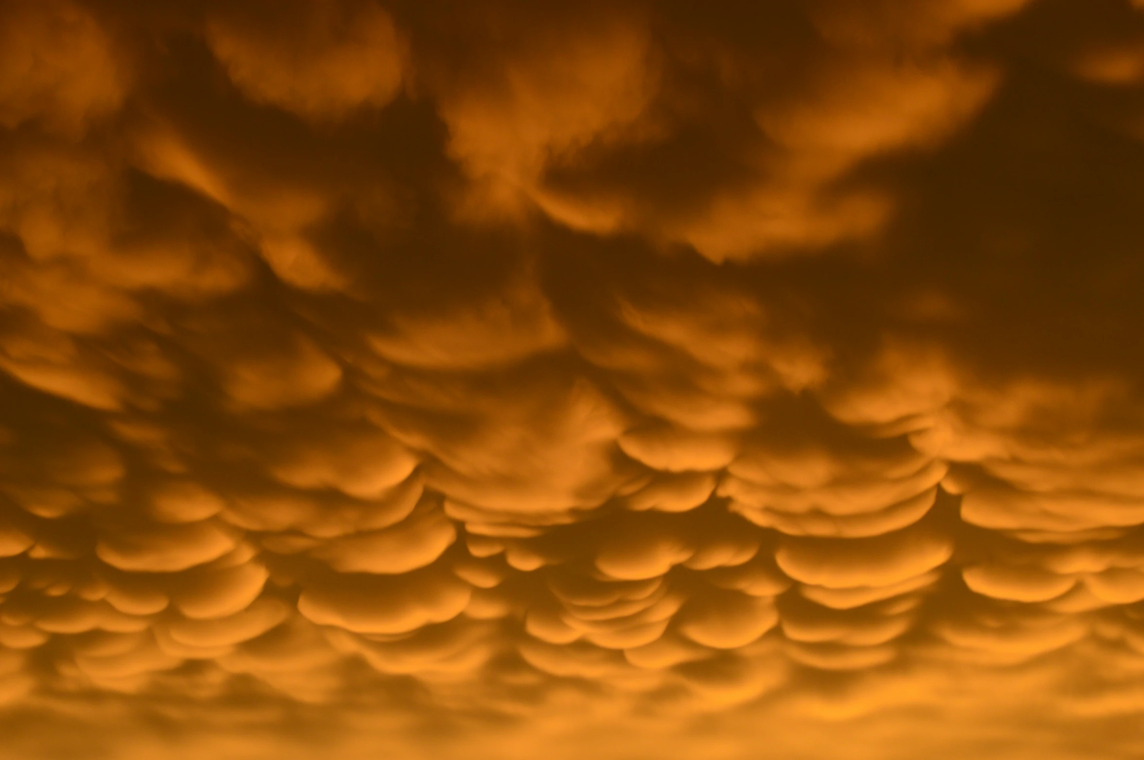 a bunch of clouds moving across the sky with no people on it