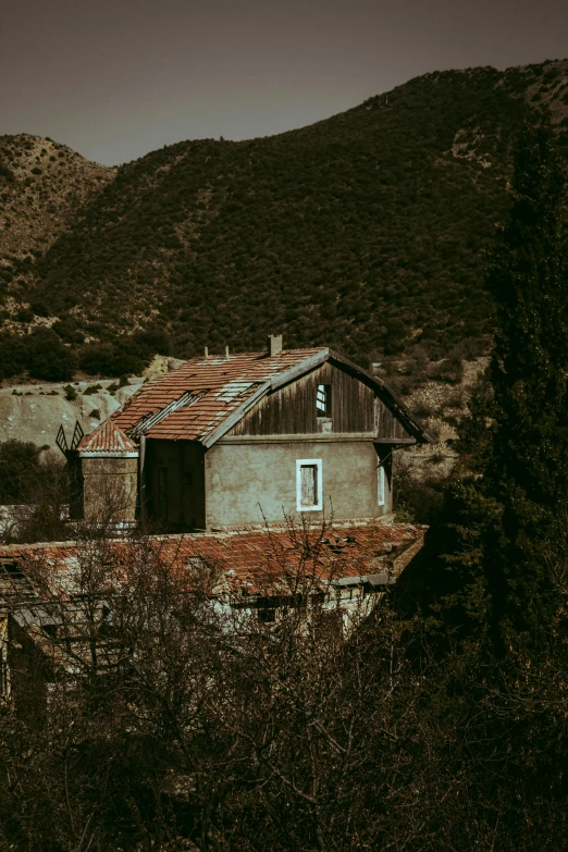 there are houses that is next to a mountain