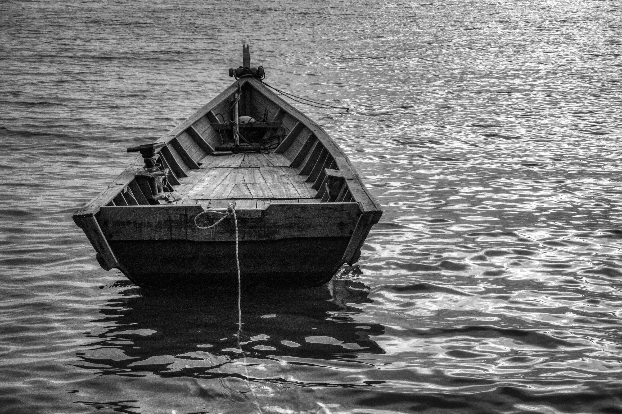 a long boat is floating in the middle of the water