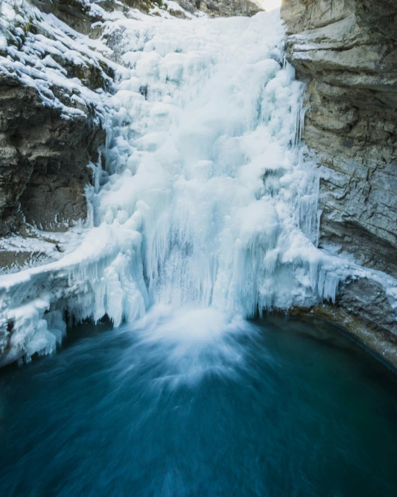 the water is moving down the large waterfall